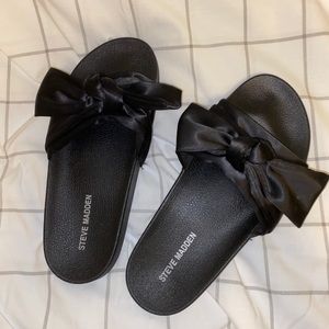 Black Steve Madden bow slides!